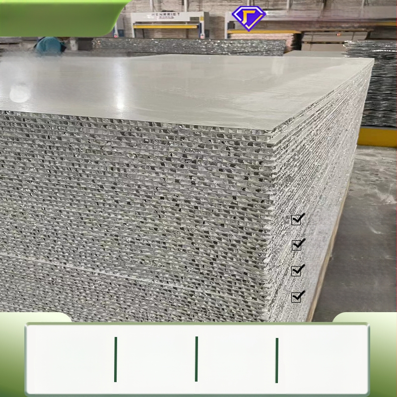 SPC plokščias panelė su aliuminio paviršiumi, plokščias profilis, aliuminio-plastiko kompozito branduolys, modelis 0.8, įrengimo paslauga prieinama, tinkama viešbučiams, butams, biurams, konferencijų salėms ir medicinos įstaigoms.