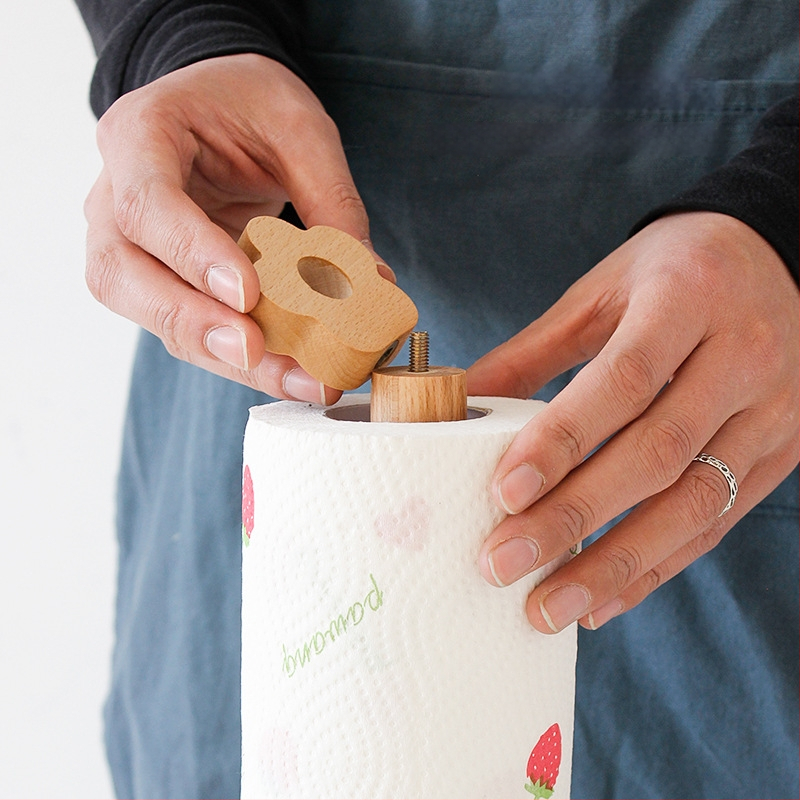 Vertikálny stojan na papier v kuchyni z bukového dreva, skladovací priestor na rolky, moderný minimalistický štýl, prispôsobiteľný tvar