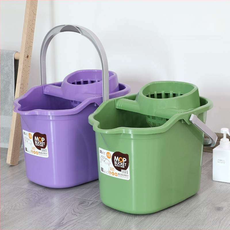 Mop kibiras su ratukais, pasukimo išspaudimo mechanizmas, Storesnė plastika, nusausinimo krepšys; korozijai atsparumo lygis 10, apkrova >10 kg, džiovinimo rodiklis 70–80%