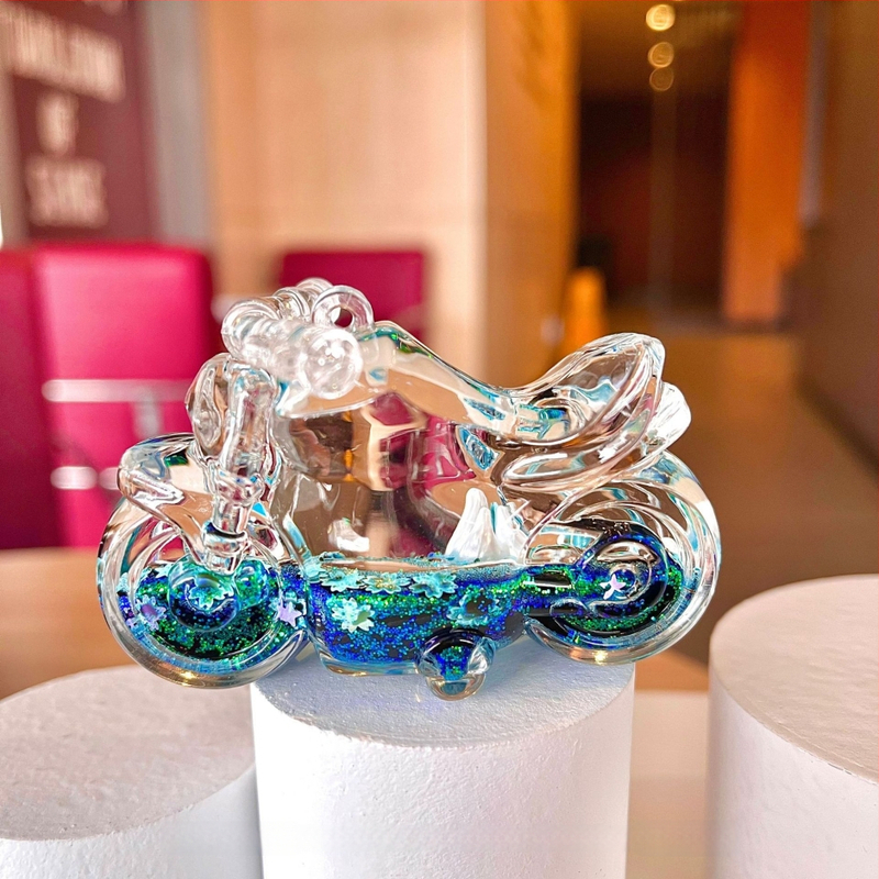 Raktų pakabukas su motociklu ir smėlio buteliuku, akrilas, animacijos stilius, atskirai įpakuota, dovana gimtadienio proga