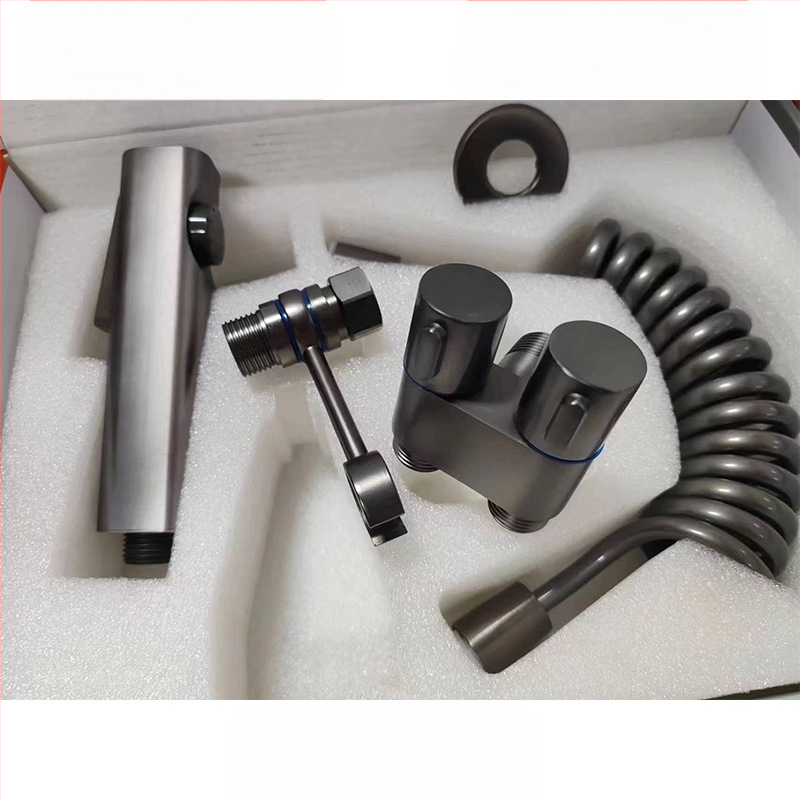 Sprchová pištoľ na WC s funkciou jedného vstupu a dvoch výstupov, vysoký tlak, mosadzné telo, montáž s gombom, model 1123