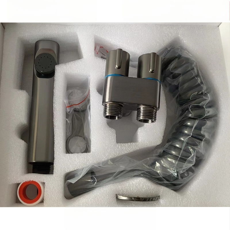 Sprchová pištoľ na WC s funkciou jedného vstupu a dvoch výstupov, vysoký tlak, mosadzné telo, montáž s gombom, model 1123