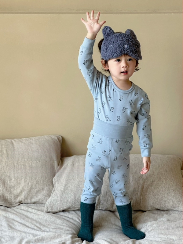 Vaikų šilto medvilnės komplektas rudens–žiema, dvi dalys (viršus ir apačia), elastingas audinys, aukštas liemuo skrandžio apsaugai, miego drabužiai