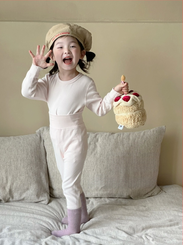 Vaikų šilto medvilnės komplektas rudens–žiema, dvi dalys (viršus ir apačia), elastingas audinys, aukštas liemuo skrandžio apsaugai, miego drabužiai