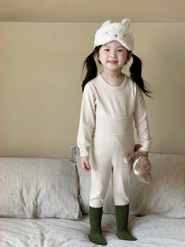 Vaikų šilto medvilnės komplektas rudens–žiema, dvi dalys (viršus ir apačia), elastingas audinys, aukštas liemuo skrandžio apsaugai, miego drabužiai