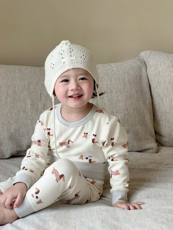 Vaikų šilto medvilnės komplektas rudens–žiema, dvi dalys (viršus ir apačia), elastingas audinys, aukštas liemuo skrandžio apsaugai, miego drabužiai