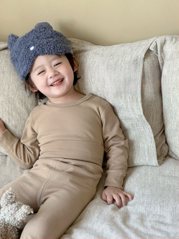 Vaikų šilto medvilnės komplektas rudens–žiema, dvi dalys (viršus ir apačia), elastingas audinys, aukštas liemuo skrandžio apsaugai, miego drabužiai