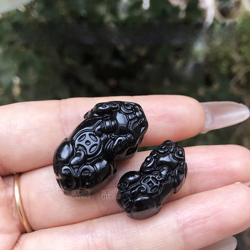 Pulēta obsidiāna Pixiu ādas rokassprādze — Materiāls: obsidiāns; Forma: dzīvnieks/zodiaks (Pixiu); Apstrāde: pulēšana; Siksna: āda; Stils: ķīniešu retro