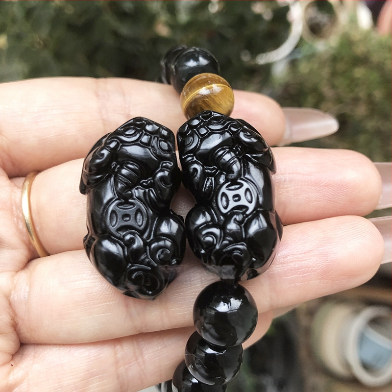 Pulēta obsidiāna Pixiu ādas rokassprādze — Materiāls: obsidiāns; Forma: dzīvnieks/zodiaks (Pixiu); Apstrāde: pulēšana; Siksna: āda; Stils: ķīniešu retro