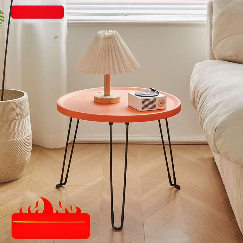 Sulankstomas apvalus plastikinis šoninis staliukas su metaline rėme, tinkamas svetainei ir miegamajam