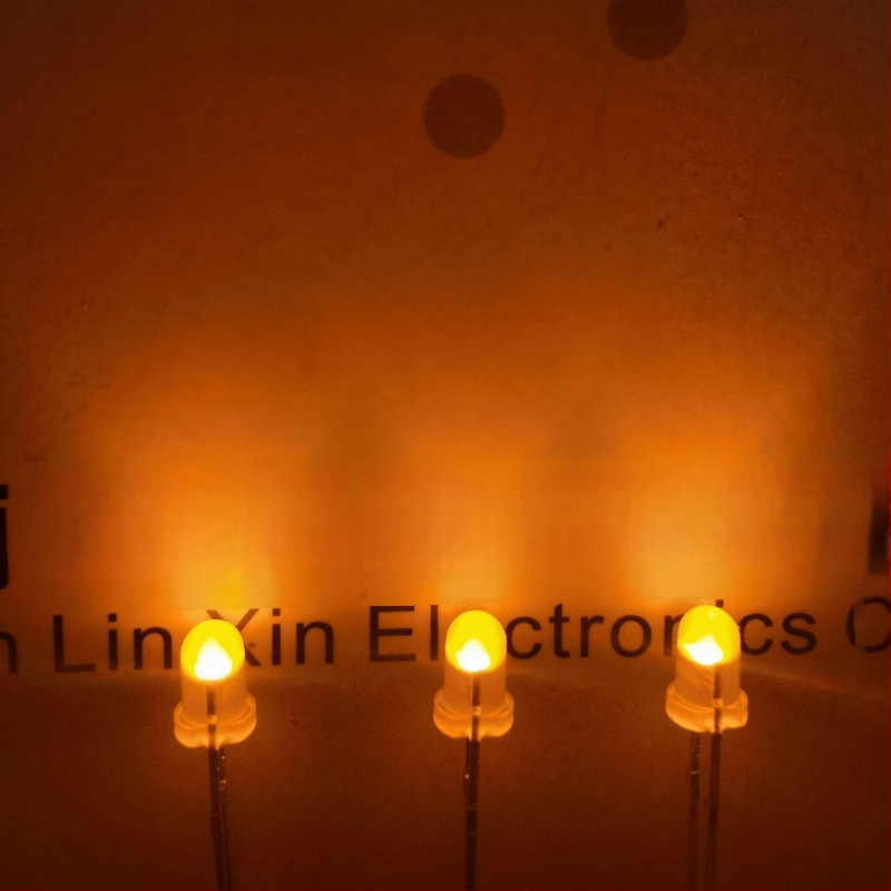 LED lampos karoliukas, oranžinės spalvos, kištukiniai, apvalios galvutės 3.0 mm, darbinė įtampa 2.0 V, srovė 20 mA, bangos ilgis 600–610 nm, spindulio kampas 30°, San'an lustas