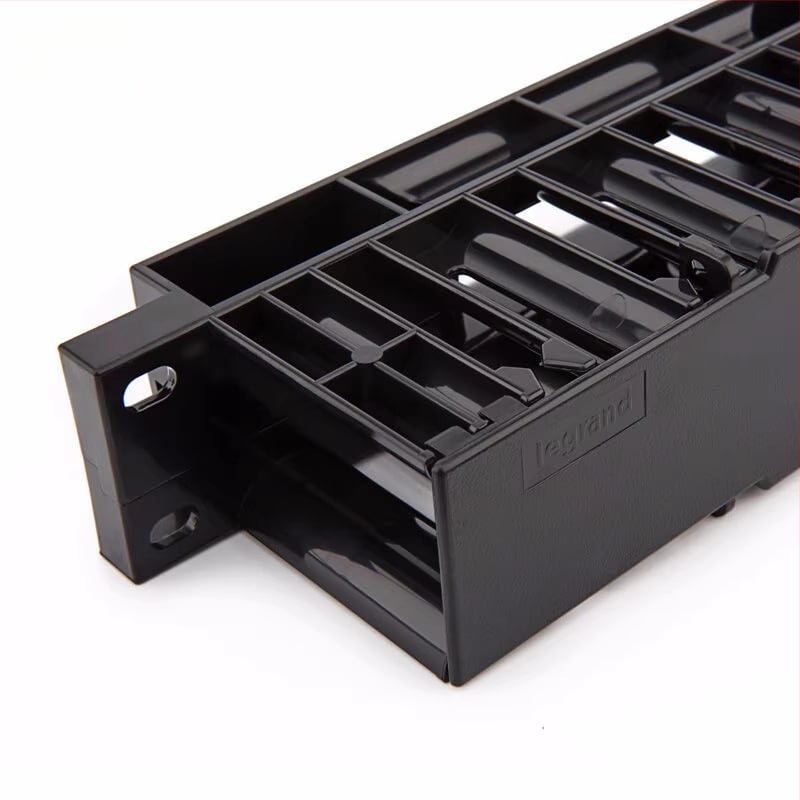 Legrand kabelių tvarkymo stovas – 24 pozicijų tinklo kabelių organizatorius serverių patalpai (modelis 632787)