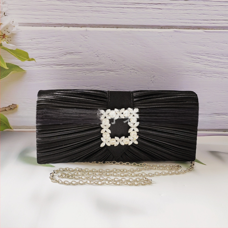 Moteriška vakarinė rankinė su grandinėle, iš šilko, kvadratinės formos, tvirta konstrukcija, uždarymas padengtas