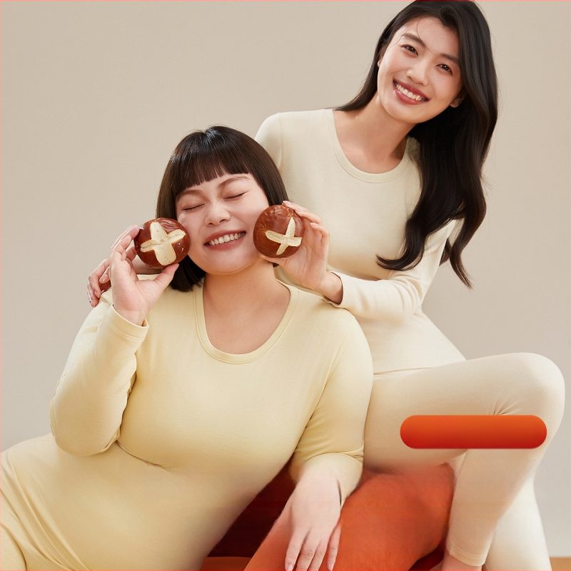 Derong akrilinis terminis komplektas – antibakterinis, išlaiko šilumą, anti-pilling, antiestatinis; galima dėvėti kaip pagrindinį sluoksnį arba lauko drabužį; storis 251–300 g/m²; palaidinė su ilga rankove + kelnės