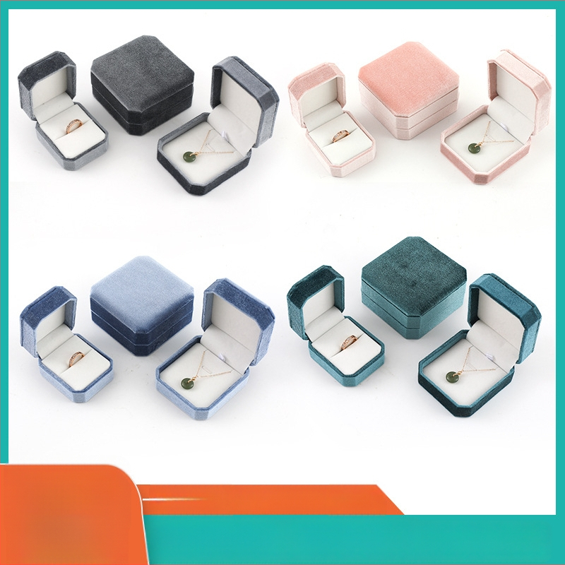 Korejas velūra astoņstūrainā juvelieru kastīte (Materiāls: plastmasas kastīte; Iepakojuma līmenis: pārdošanas/galējā iepakošana; Iepakojuma veids: iepakošanas kārba; Mērķis: juvelieru kastīte)