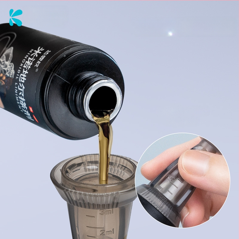 Galvos odos priežiūros įrenginys su rankiniu dozatoriumi skysčiams tiekimui ir galvos masažui