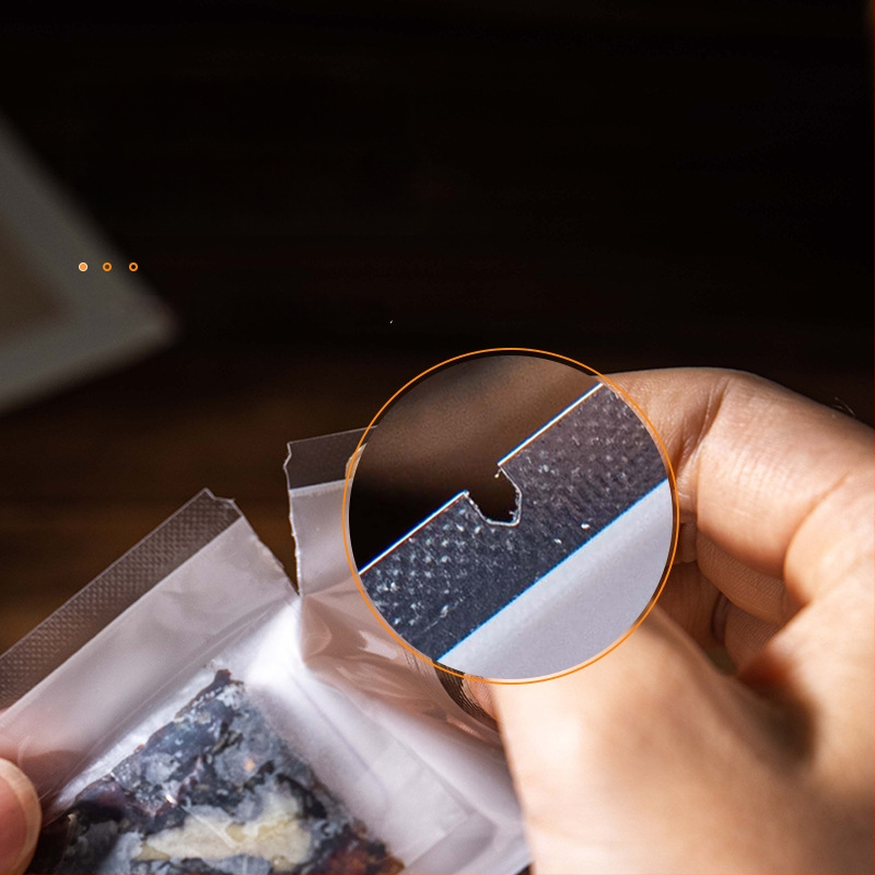 Maisto vakuuminis pakuotės maišelis, lygus paviršius, dvipusis sandarinimas; medžiaga: poliesteris; naudojimas: maisto pakuotė; licencijuota privati etiketė