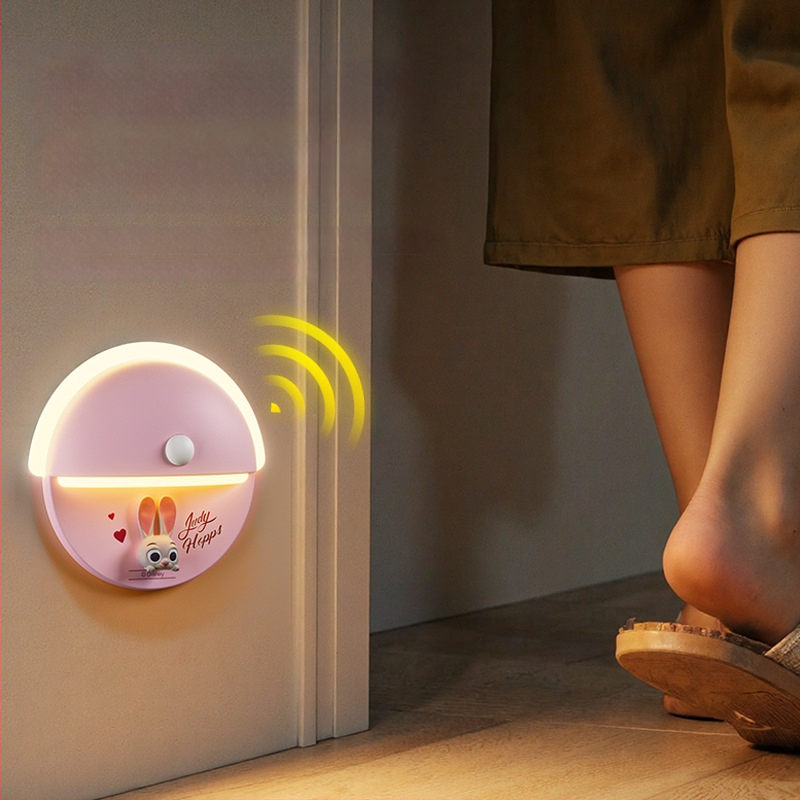 Naktinė lemputė su judesio jutikliu ir magnetiniu tvirtinimu, įmontuota baterija, ABS korpusas – animacinių gyvūnų stiliumi