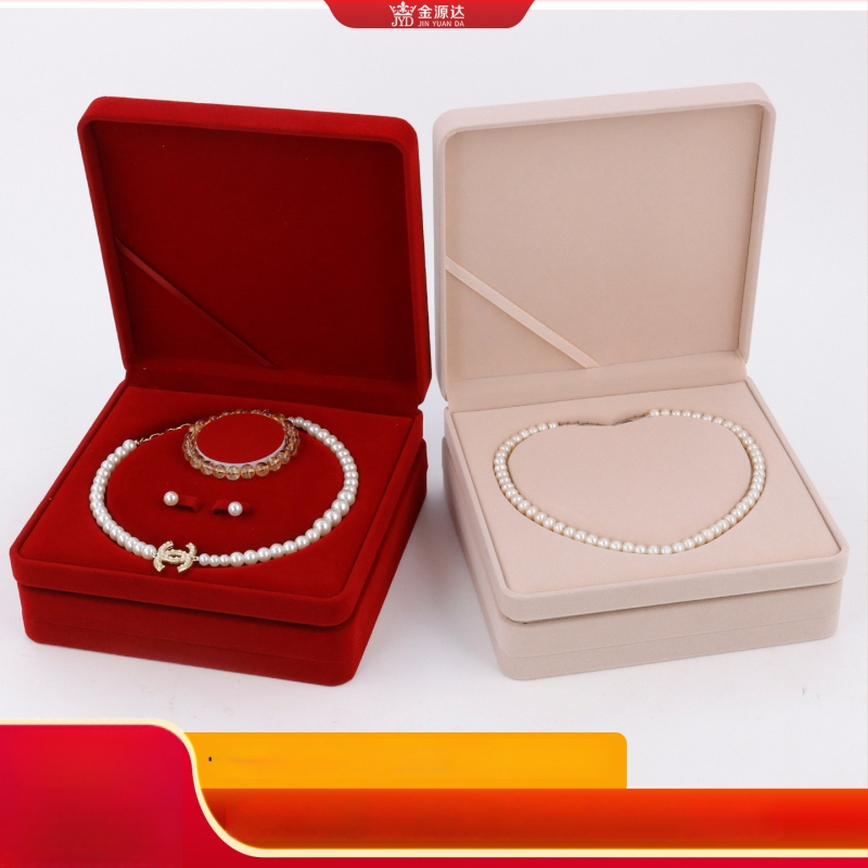 Samtaina rotaslietu kastīte – trīs daļu komplekts kaklarotai, auskariem un rokassprādzei