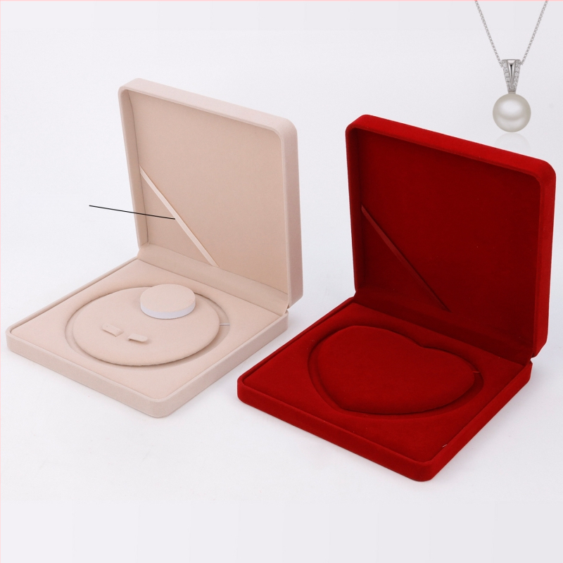 Samtaina rotaslietu kastīte – trīs daļu komplekts kaklarotai, auskariem un rokassprādzei