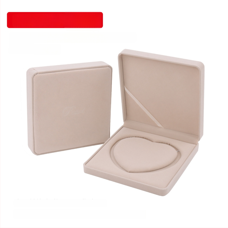 Samtaina rotaslietu kastīte – trīs daļu komplekts kaklarotai, auskariem un rokassprādzei