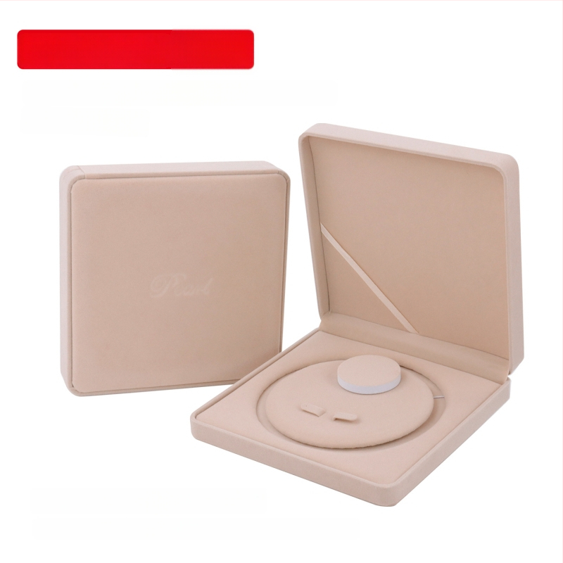 Samtaina rotaslietu kastīte – trīs daļu komplekts kaklarotai, auskariem un rokassprādzei