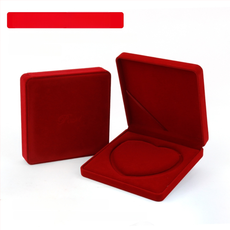 Samtaina rotaslietu kastīte – trīs daļu komplekts kaklarotai, auskariem un rokassprādzei