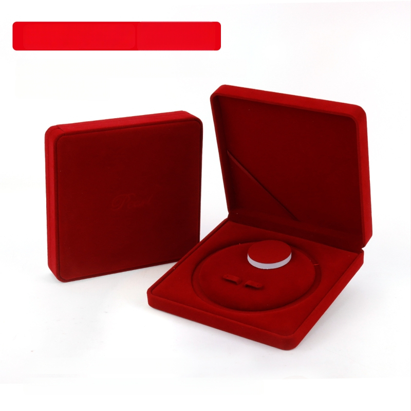 Samtaina rotaslietu kastīte – trīs daļu komplekts kaklarotai, auskariem un rokassprādzei