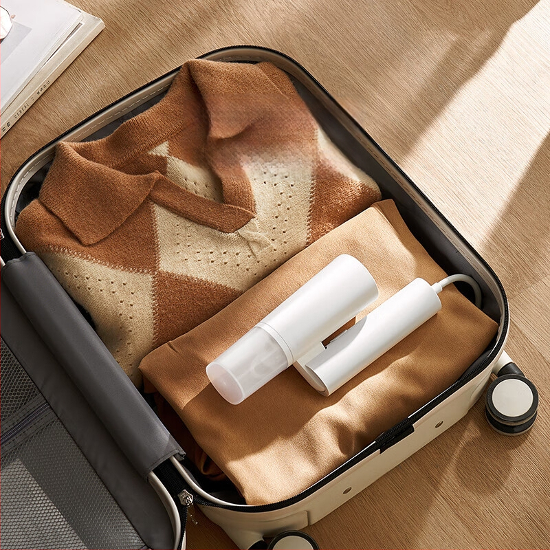 Rokas drēbju tvaika gludināšanas ierīce, saliekama, 1300 W, 110–240 V, tvertnes tilpums līdz 0,8 l, 2 tvaika režīmi