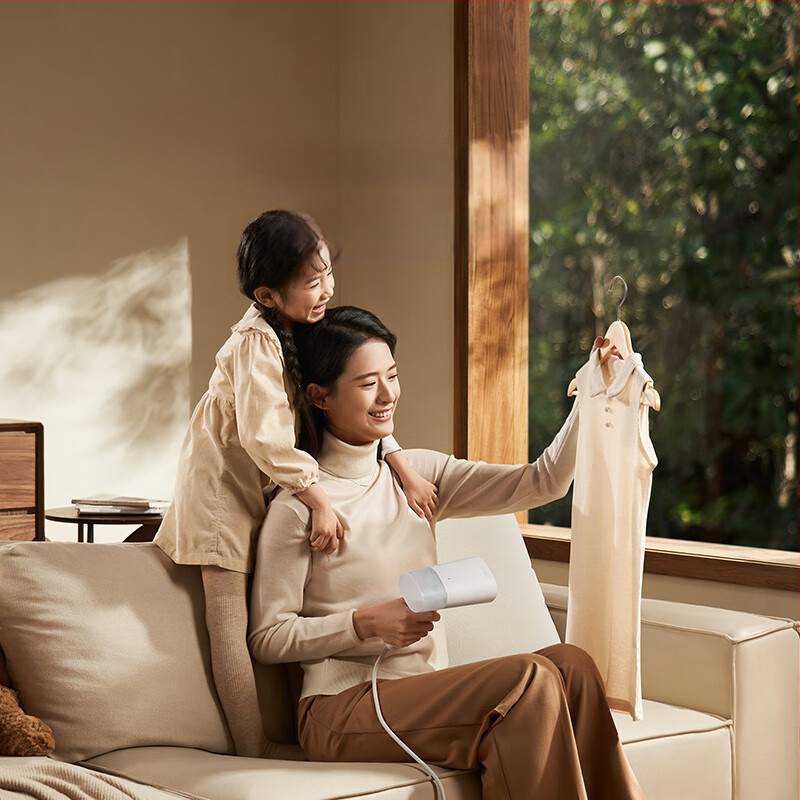 Rokas drēbju tvaika gludināšanas ierīce, saliekama, 1300 W, 110–240 V, tvertnes tilpums līdz 0,8 l, 2 tvaika režīmi