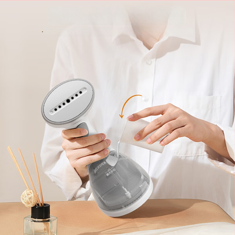 Riideid aurutaja kahepoolse mehhaanilise kaugjuhtimisega; sõiduki toiteallikas; 1200W; mahutavus 1,9–2,2 liitrit; teise astme temperatuuri reguleerimine