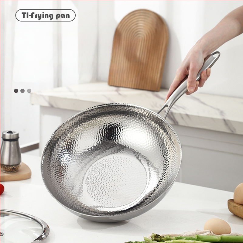 Wokas iš 304 nerūdijančio plieno, kalimo tekstūra, trijų sluoksnių konstrukcija, apvalus dugnas, stiklinis dangtis