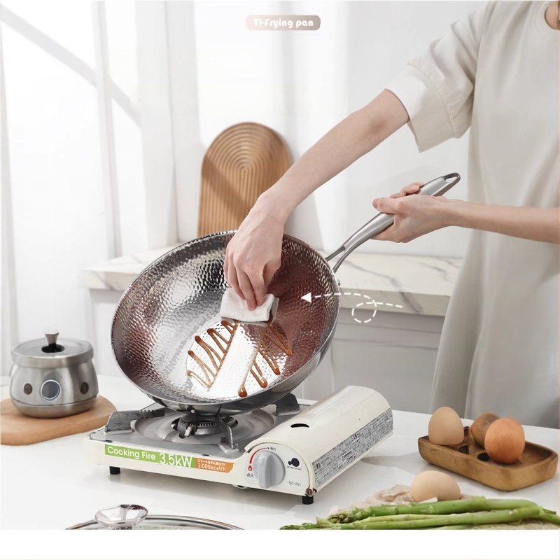 Wokas iš 304 nerūdijančio plieno, kalimo tekstūra, trijų sluoksnių konstrukcija, apvalus dugnas, stiklinis dangtis