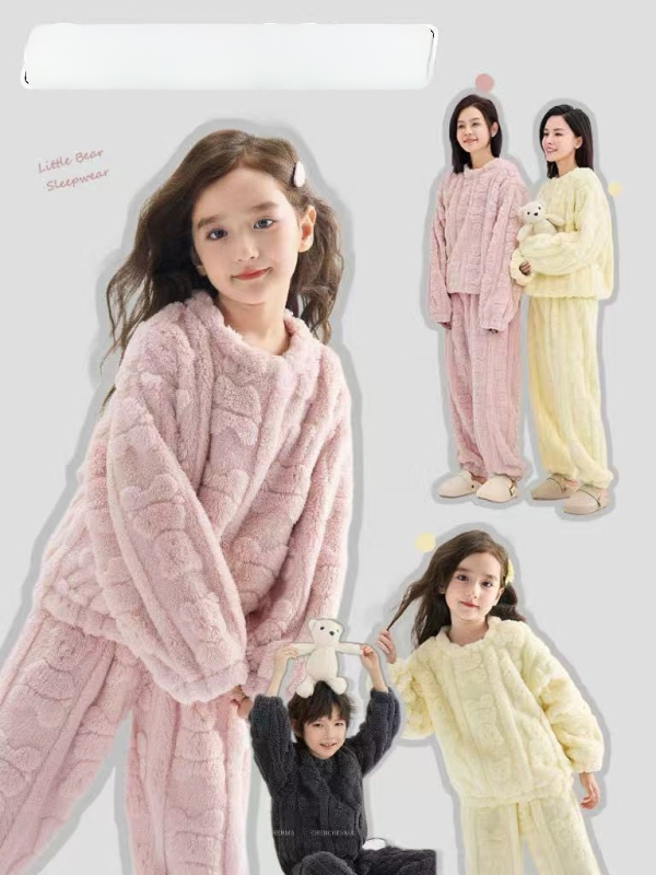 Tėvų ir vaikų namų drabužių komplektas: dvipusis velveto meškiukas, koralinis fleisas, antibakterinis ir šiltas, vaikams 3–8 metai (rudenis–žiema)