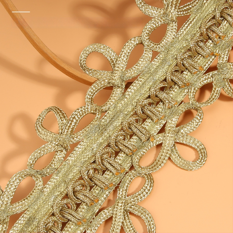 Rokām adīta mežģīņu lente ar zelta un sudraba stieplēm, piemērota apakšveļai, sieviešu apģēbumam, gultasveļai, kāzām, bērnu apģēbumam un aksesuāriem