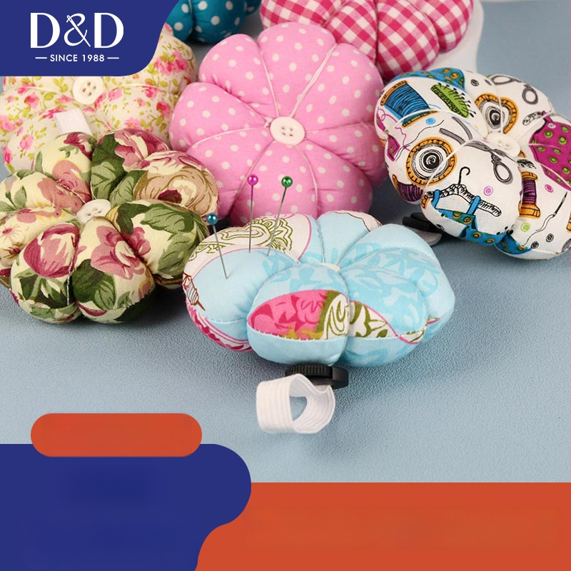 Kumpio formos siuvimo adatų laikiklis – DIY adatų įdėjimas ir siūlų laikymas, riešo pagalvėlė, animacinio stiliaus, prekės ženklas D&D, pakuotė 1 vnt, bruto svoris 0,028 kg