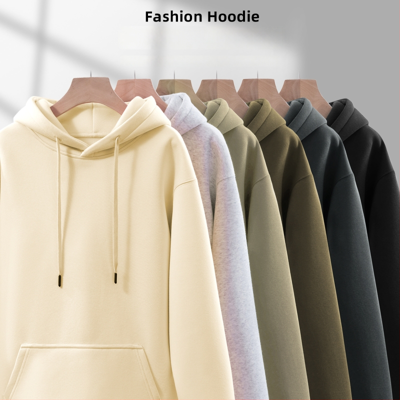 Kapucēts džemperis ar brīvu piegriezumu, augsta kakla, bieza poliestera audums (81–90%), trīsdimensiju kabata ar apdruku