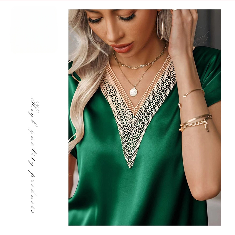 Poliesterā satīna T-krekls ar V-veida kaklu, bat piedurknes, īsas piedurknes, parastā garuma