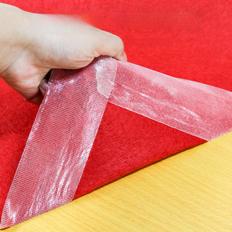 Audinio dvipusė lipni juosta su didele prilipimo jėga ir neslystančiu kilimėliu, skirta grindims ir tapetoms; klijavimas