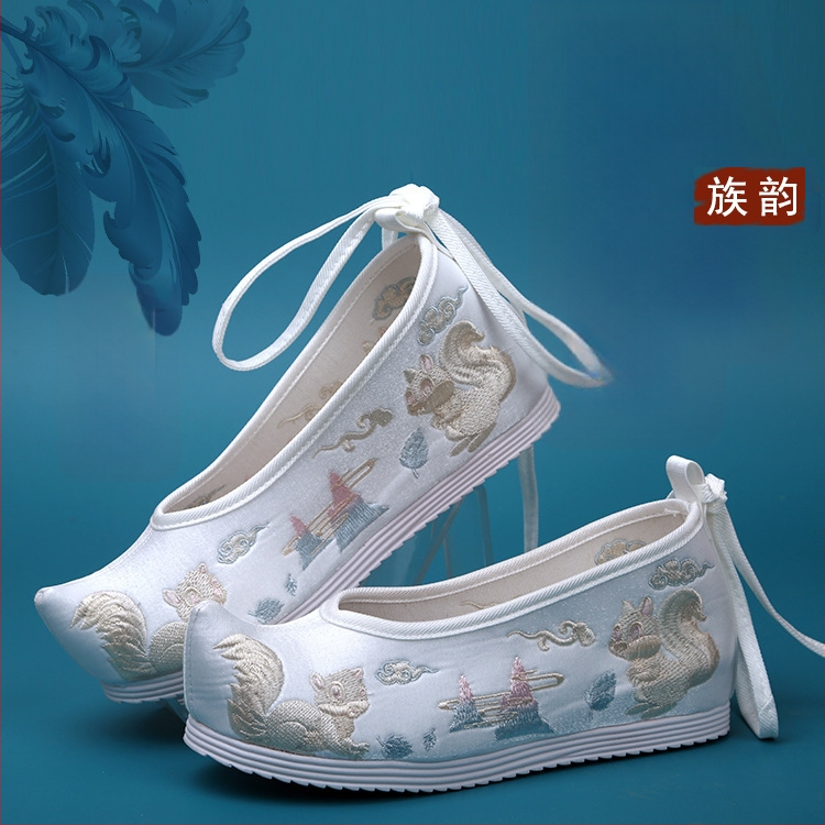 Hanfu moterų batai, vidinis aukštėjimas, Ming stilius, senovinis išsiuvinėtų gėlių audinys, viršus mikropluoštas, smaigus pirštas, aukštas viršus, kulnas 6–8 cm