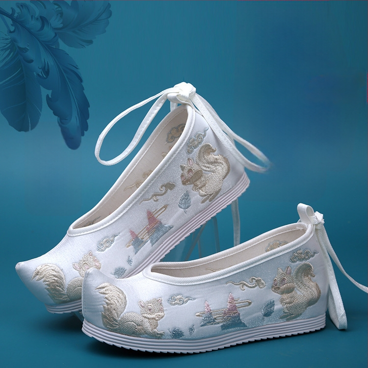 Hanfu moterų batai, vidinis aukštėjimas, Ming stilius, senovinis išsiuvinėtų gėlių audinys, viršus mikropluoštas, smaigus pirštas, aukštas viršus, kulnas 6–8 cm