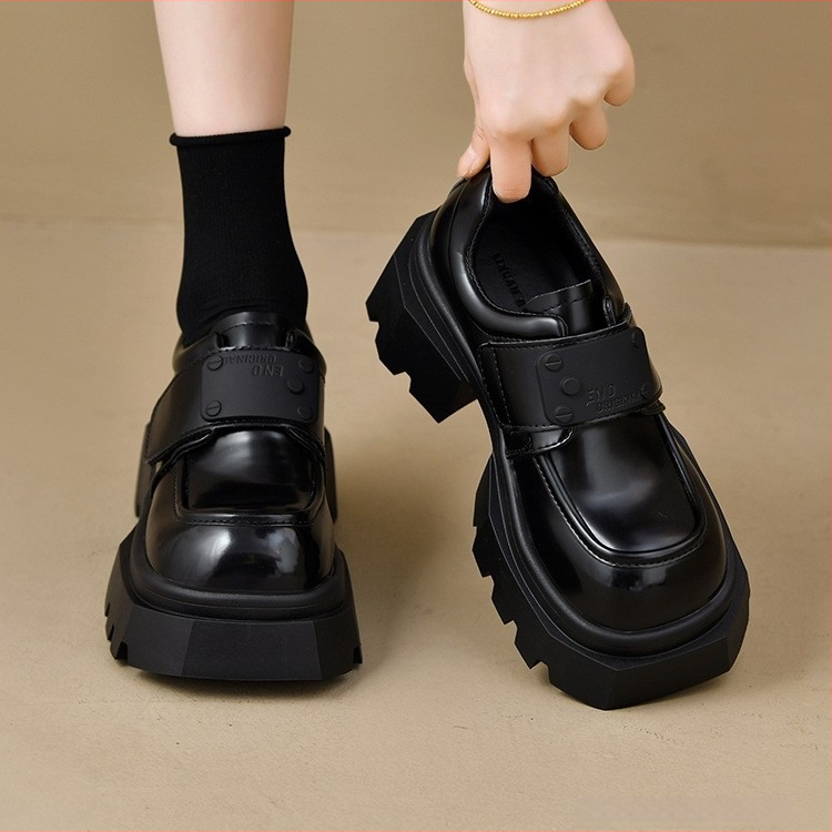 Sieviešu britu stila loaferi ar 6–8 cm papēžu, augšējā daļa no augstas kvalitātes ādas, iekšējā odere no mikrošķiedras