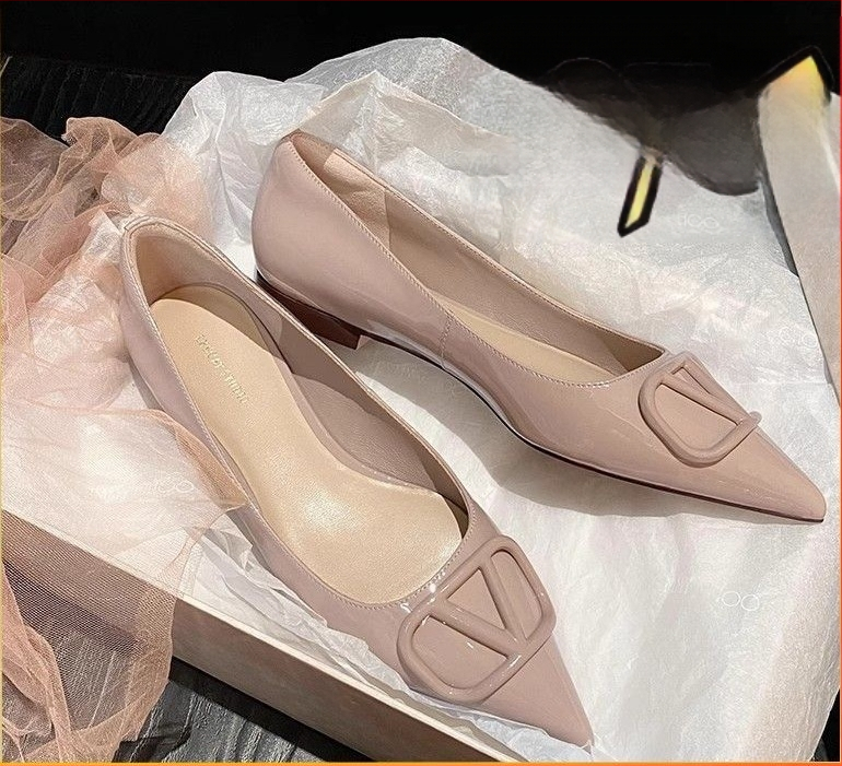 Naiste lameda ninaga kingad, PU ülaosa, madal kont (<3 cm), kummist talp, keskmine vamp avanemine