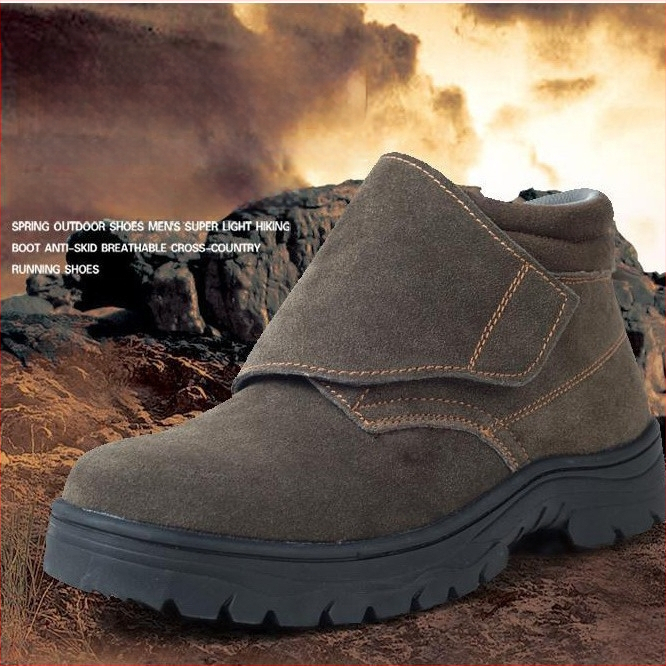 Apsauginė avalynė suvirinimui: atspari smūgiams ir perforacijai, medžiaga: atvirkštinis velūras, plieninis pirštas, vidutinio aukščio viršus.