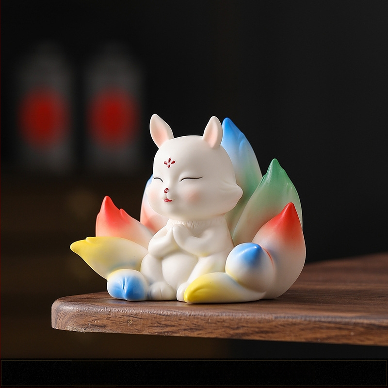 Keramikas deviņu asti lapsa – salds karikatūras galda dekors birojā, gravējums, mūsdienīgs minimālisms