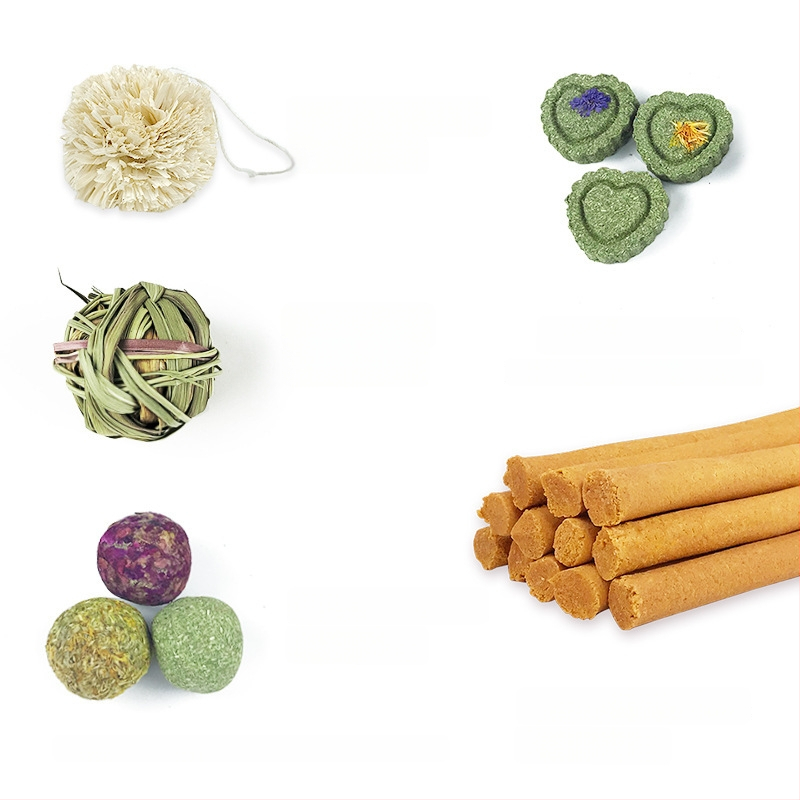 Sausa pašaro mažiems gyvūnams: triušiams, hamsters, žiurkėnams ir činčiloms; sudėtis: morkų/žolė tortas; pakuotė 80 vnt.; svoris apie 200 g