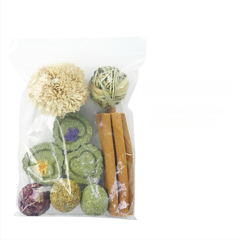 Sausa pašaro mažiems gyvūnams: triušiams, hamsters, žiurkėnams ir činčiloms; sudėtis: morkų/žolė tortas; pakuotė 80 vnt.; svoris apie 200 g