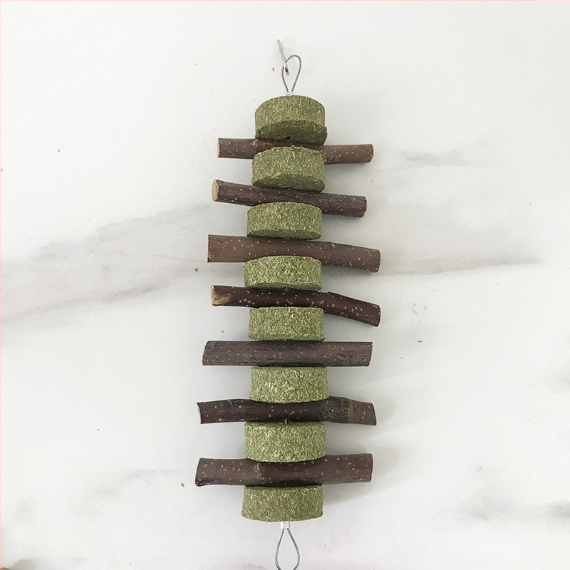 Džiovintas maistas triušiams ir hamstersiams — kramyklių lazdelės su Timotija žole ir obuolių šakelėmis, Carrot Valley