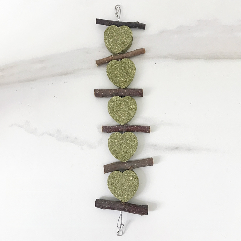 Džiovintas maistas triušiams ir hamstersiams — kramyklių lazdelės su Timotija žole ir obuolių šakelėmis, Carrot Valley