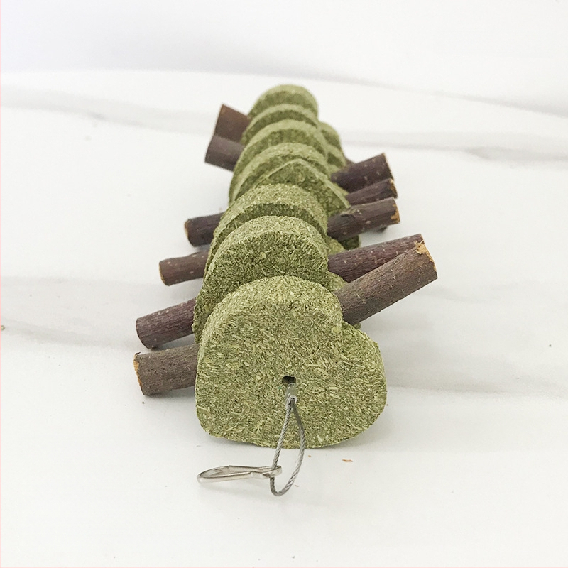 Džiovintas maistas triušiams ir hamstersiams — kramyklių lazdelės su Timotija žole ir obuolių šakelėmis, Carrot Valley